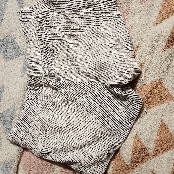 Zyia Shorts - Picture 3 of 3